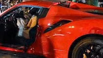 Cô gái mặc váy trong vụ siêu xe Ferrari đâm chết người có phải là người cầm lái?