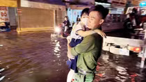 Công an dùng xe chuyên dụng đưa người dân thoát khỏi biển nước trên đường phố