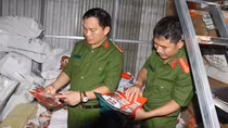 Phát hiện cơ sở sản xuất 1,2 tấn bánh kẹo không rõ nguồn gốc