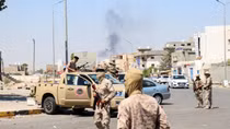 Lực lượng đối địch tại Tripoli "nói chuyện" bằng súng đạn, hàng trăm người thương vong