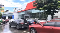 Nhiều nơi lòng đường như bãi để xe