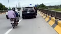 Thót tim clip người phụ nữ đu bám cửa ô tô bị hất văng xuống đường