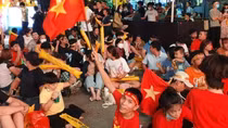 Phố đi bộ Nguyễn Huệ nhuộm đỏ trong trận đại thắng của U23 Việt Nam