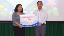 Trao tặng tủ sách học tập và làm theo tư tưởng, đạo đức, phong cách Hồ Chí Minh