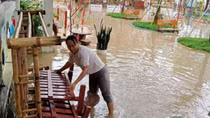 Mưa lũ trái mùa làm hàng chục nhà dân tốc mái, nhiều ghe thuyền bị chìm