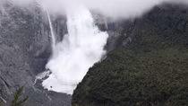 Núi băng khổng lồ ở Chile bất ngờ đổ sập