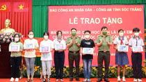 Báo CAND trao 30 máy tính bảng tặng con CBCS dân tộc Khmer
