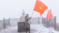 Du khách ngất ngây ngắm tuyết trên đỉnh Fansipan