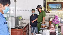 Vào cửa hàng vàng ép chủ tiệm mua cục đất