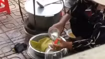 Người đổ thức ăn thừa vào nồi bán lại cho khách bị phạt thêm 2 triệu đồng