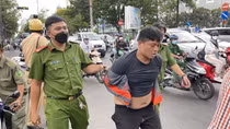 Tên cướp luôn thủ biển số giả trong cốp xe