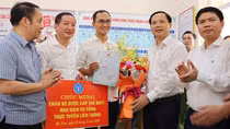 Bé gái đầu tiên trên cả nước được cấp giấy khai sinh, thẻ BHYT qua dịch vụ công liên thông