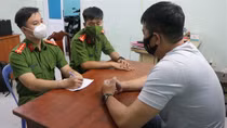 Con bị hóc xương cá, bố đưa đến viện rồi... bóp cổ bác sĩ