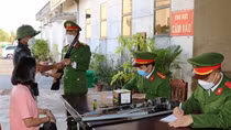 Vận động người dân tự nguyện giao nộp pháo, vũ khí, công cụ hỗ trợ