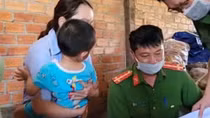 Đã tìm thấy bé trai bị mẹ “khai tử”