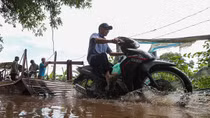 Người dân bãi giữa Sông Hồng phải đi đò vào "đất liền"