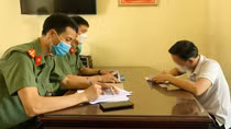 Mượn quân phục Công an mặc cho "oai"