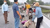 Va chạm với xe đầu kéo, 3 người đi xe máy trọng thương