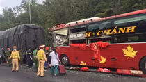 Xe khách tông đuôi xe đầu kéo, 11 người thương vong