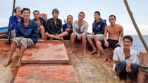 Kịp thời ứng cứu nhiều ngư dân gặp nạn trên biển vì sóng to, gió lớn