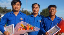 Tặng huy hiệu “Tuổi trẻ dũng cảm” cho 2 thanh niên cứu 6 học sinh trên biển