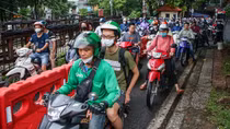 Cầu Long Biên ùn tắc sau khi lắp rào chắn xe ba bánh