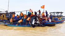 Trục vớt canô, tàu du lịch bị cháy chìm trên bến Cửa Đại phục vụ điều tra