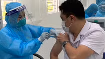 Làm rõ vaccine phòng COVID-19 là tiêm tự nguyện hay bắt buộc