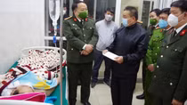 Thăm hỏi CBCS Công an bị thương khi truy bắt tội phạm ma túy