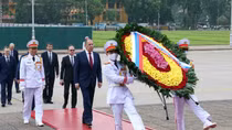Ngoại trưởng Nga Sergey Lavrov đặt vòng hoa viếng Lăng Chủ tịch Hồ Chí Minh