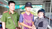 Tặng bằng khen nhân viên cây xăng trả lại vàng cho người đánh rơi