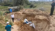 Cuốc đất trồng rau, hoảng hốt phát hiện bộ xương người