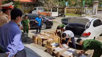 Kiểm tra ô tô chạy sai làn, lộ diện hàng nghìn gói thuốc lá lậu