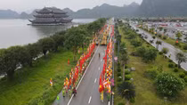 Hàng vạn người đội mưa mừng lễ Phật Đản 2022