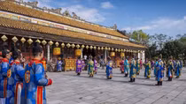 Thưởng, phạt bằng “tư”
