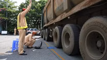 Muôn kiểu chây ì, đối phó khi CSGT cắt thùng xe vi phạm
