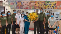 Những phần quà đến với bệnh nhi đang điều trị tại Bệnh viện Bạch Mai