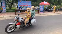 Nam thí sinh hỏng xe được CSGT đưa đến điểm thi
