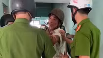 Tạm giữ hình sự người chồng dùng rựa chém vợ bốn nhát giữa phố
