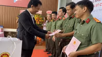 Trao "sổ hồng" cho cư dân Chung cư Bộ Công an tại TP Hồ Chí Minh