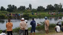 Chèo xuồng hái dừa, 3 thiếu niên rơi xuống kênh, 1 người tử vong
