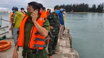 Lật ca nô chở 39 du khách ở biển Cửa Đại, 14 người tử vong và mất tích
