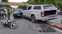 Bán tải cày nát dải phân cách, tông liên tiếp ô tô và xe máy