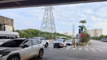 Gồng mình phân luồng chống ùn tắc, đón người dân về Thủ đô sau kỳ nghỉ lễ