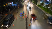 Xuyên đêm lắp đặt dải phân cách cứng trên đường Nguyễn Trãi