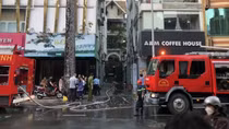 Cứu người bị liệt thoát khỏi căn nhà 3 tầng bị cháy lúc rạng sáng
