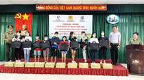 Đoàn Thanh niên Công an Khánh Hòa tặng quà cho lớp học tình thương