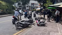 Ô tô lùa 6 xe máy rồi tông vào nhà dân, 3 người trọng thương