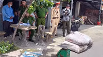 Ôtô khách chở gần 4 tạ mỡ động vật bốc mùi hôi thối