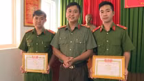 Tặng Giấy khen cho hai Cảnh sát PCCC dũng cảm cứu người